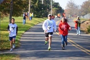 Liver transplant patient Brian running to the finish line with his children